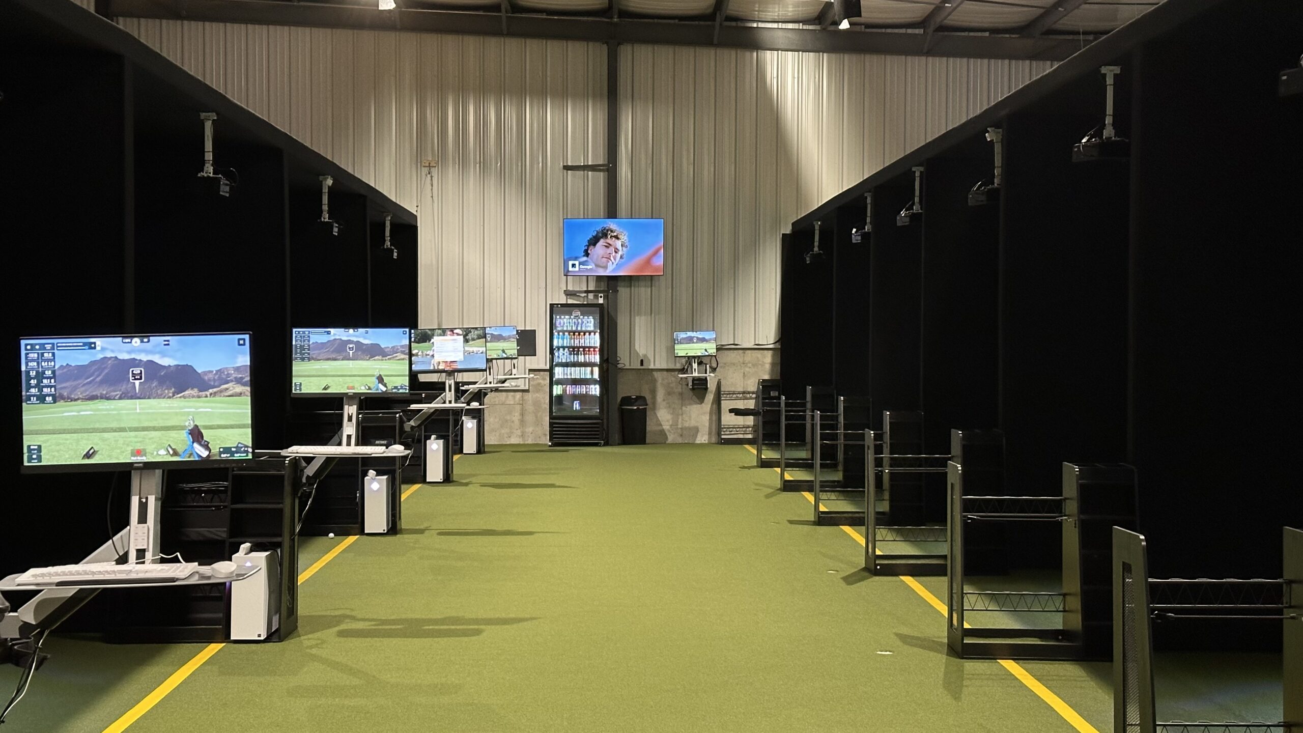 Tee24 offers an indoor golf simulator facility with several individual stations, each equipped with screens and sensors. Book your tee time easily and enjoy a broadcast displayed on the TV mounted on the far wall.